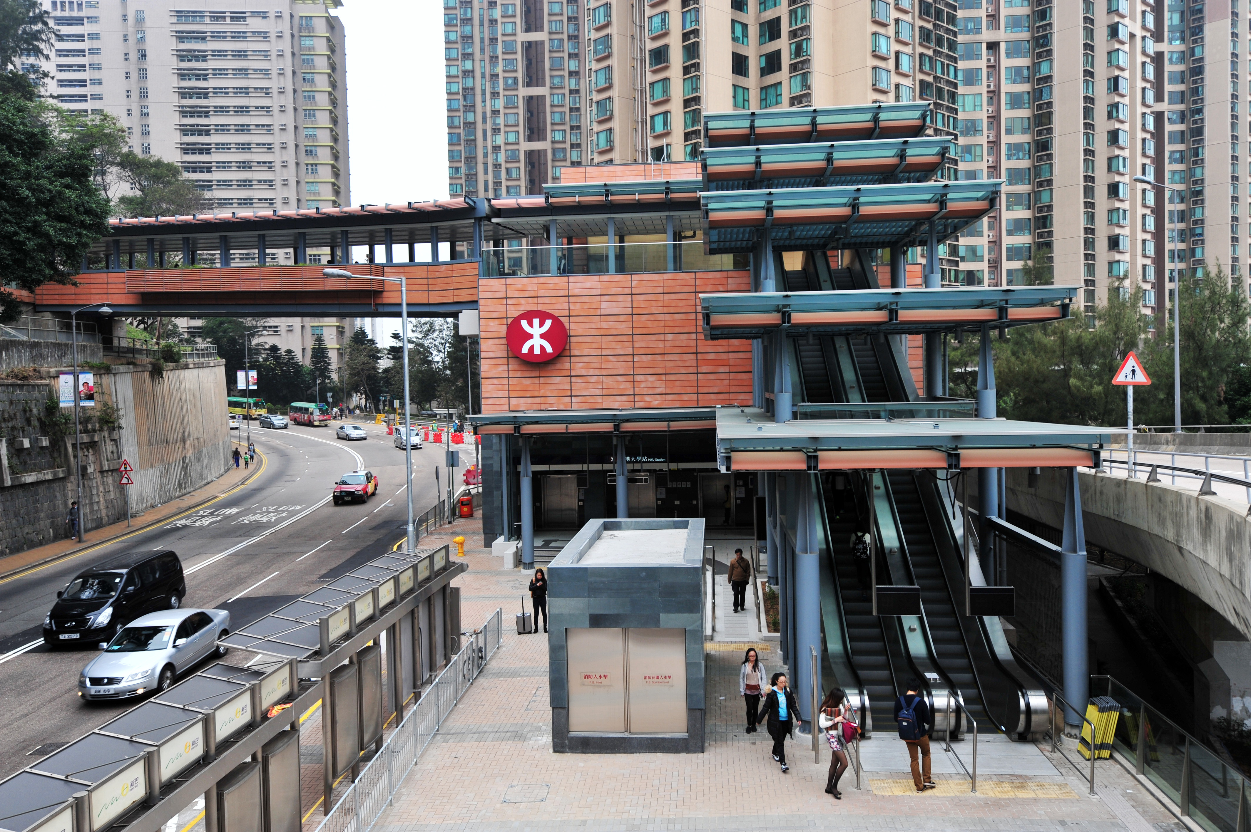 南港島線（西段）落成後，將接駁港島線香港大學站和南港島線（東段）黃竹坑站。